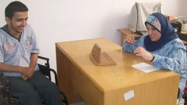 دلال تاجی (راست) معلم است ولی از زمان شروع جنگ از خانه خود خارج نشده است