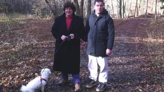 ناما شنگ (چپ) ساکن اسرائیل است و در آپارتمان خود یک پناهگاه دارد