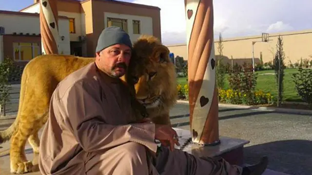 هغه پخپل کور کې یو زمری هم ساته، چې پر ټولنیزو شبکو یې انځورونه ډېر خپاره شوي