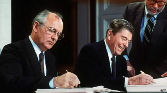 ميخائيل جورباتشوف ورونالد ريجان يوقعان الاتفاقية
