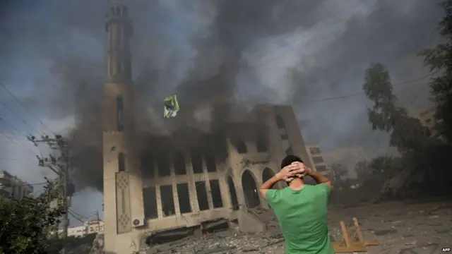 ဗုံးဒဏ်ကြောင့် ပျက်စီးသွားတဲ့ ဗလီတစ်လုံး။