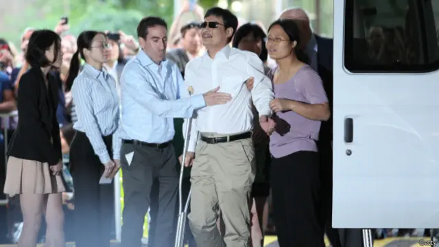 當他在紐約大學舒適的訪問學者生涯根據原定計劃進入尾聲時,一場不幸的齟齬將他再次推上輿論風口浪尖。