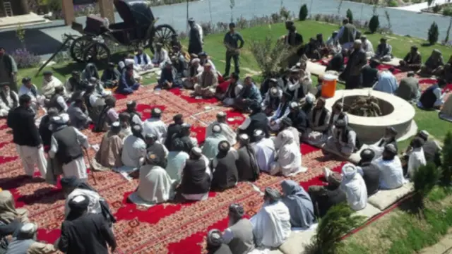 حشمت کرزي ته به تل قومي مشران کندهار کې د هغه کور ته ورتلل