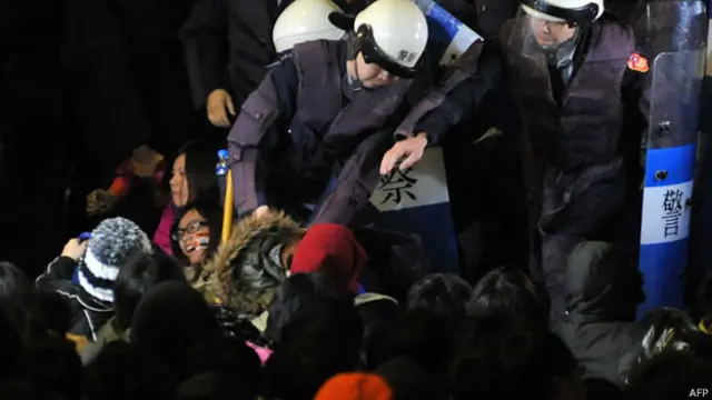 台湾行政院外警察试图拉走反服贸抗议学生（24/3/2014）