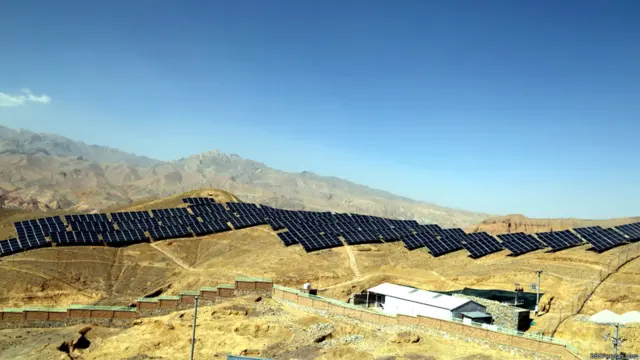 کمی بالاتر از دانشگاه نیروگاه برق خورشیدی بامیان است که به هزینه پانزده میلیون دلار کمک زیلاند نو ساخته شده است.