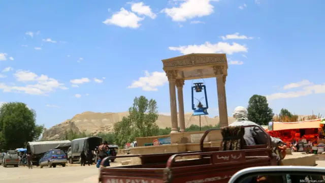 این چراغ نماد اعتراض بامیانی‌ها به بی‌برقی است که در چهارراه اصلی این شهر نصب شده است.