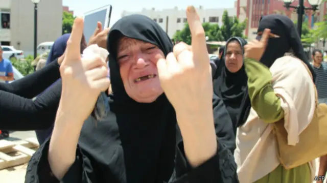 أم تبكي ابنتها التي قتلت في مدينة العريش.