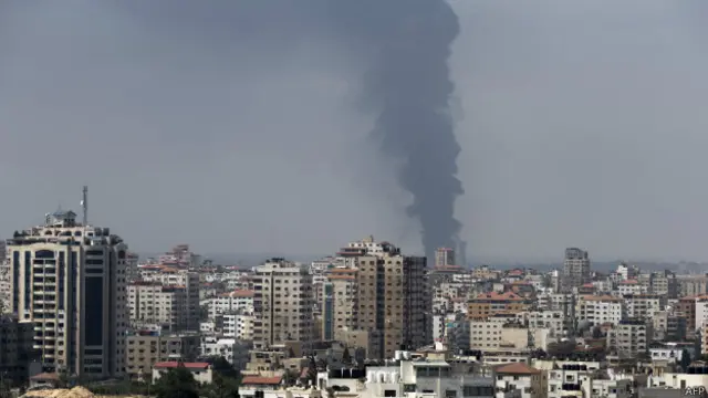Columna de humo desde la planta de energía de Gaza