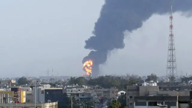 فرق الإطفاء لم تستطع مواصلة عملها بسبب الاشتباكات في المنطقة.