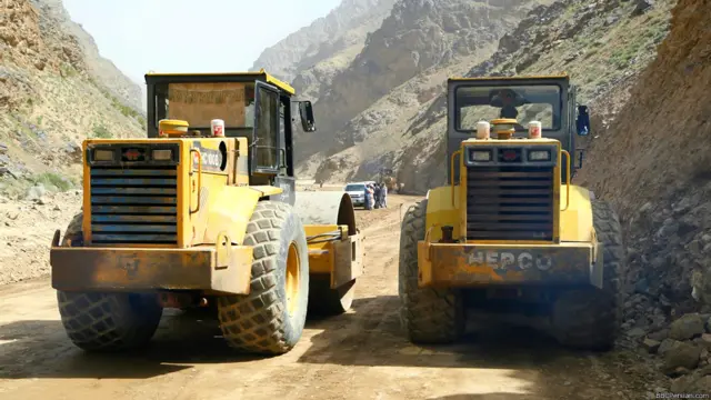 پروژه ساخت جاده‎ای که بامیان را به ولایت میدان وصل می‌کند، از دیگر طرحهای توسعه‌ای است که انتقادها و نگرانی‌هایی در مورد آن مطرح شده است. مسئولیت ساخت این جاده به عهده یک شرکت ایرانی موسوم به "آبادراهان پارس" است.