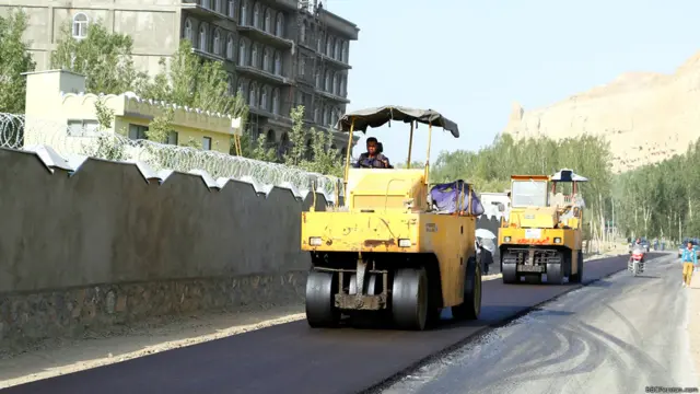 در سیزده سال اخیر برای نخستین بار در بامیان بیش از صد کیلو متر اسفالت شده، دهها ساختمان برای مکتبها، مراکز درمانی، آموزشی و نهادهای دولتی ساخته شده