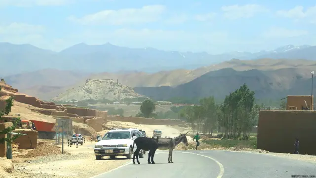 با همه ساخت و سازهایی که در بامیان صورت گرفته، هنوز هم بسیاری از بامیانی‌ها زیر خط فقر به سر می‎برند و ساکنان این خانه‌ها در غرب شهر بامیان روزگار سختی را تجربه می‌کنند.