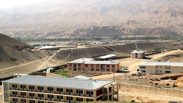 بازسازی چهره بخشهایی از شهر بامیان را تغییر داده. در عکس ساختمانهای دانشگاه و در پس زمینه آن ساختمانهای اداری ولایت بامیان دیده می‌شود.
