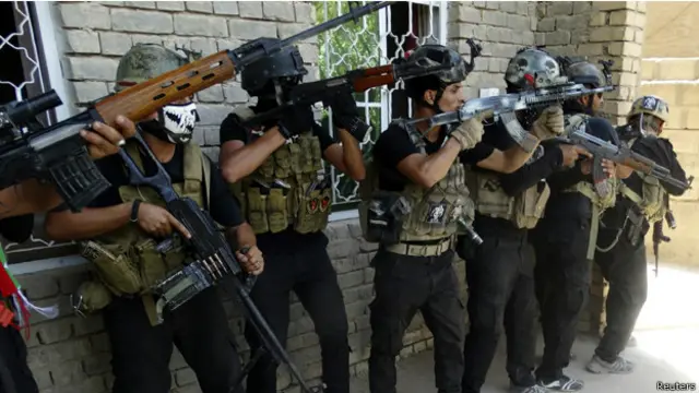 جنود عراقيون يتصدون للمسلحين في الرمادي بمحافظة الانبار