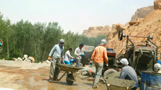 این نگرانی بارها مطرح شده که ممکن است این طرح‌ها با کاهش کمک‌های خارجی، ناتمام بماند. همچنان انتقاد شده که پروژه‌های بازسازی در بامیان از جمله این جاده با کیفیت خوبی کار نشده، انتقادی که برخی از دست اندرکاران پروژه هم تایید کردند ولی آن را مربوط به طراحی پروژه دانستند.