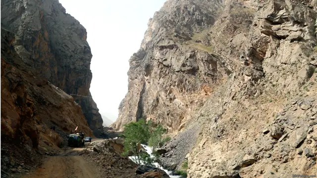 اما مقامهای وزارت فواید عامه افغانستان می‌گویند منابعی که به حمایت مالی از طرحهای بازسازی و توسعه‌تی و از جمله پروژه بامیان-میدان تعهد کرده‌اند، به تعهد خود پابندند. آنها تاکید می‎کنند که این جاده ناتمام نخواهد ماند.