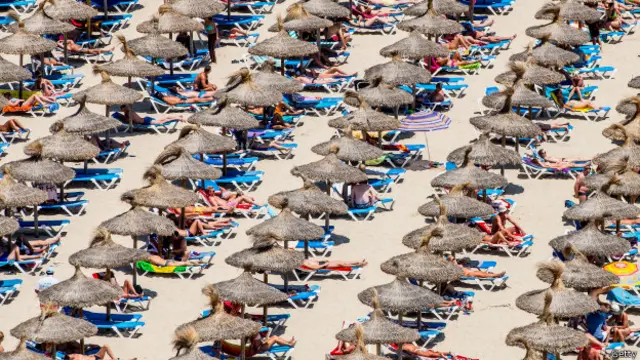 Gente tomando el sol.