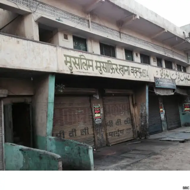 गुरुद्वारे के ठीक पहले स्थित मुस्लिम मुसाफ़िरख़ाना वीरान पड़ा है. 