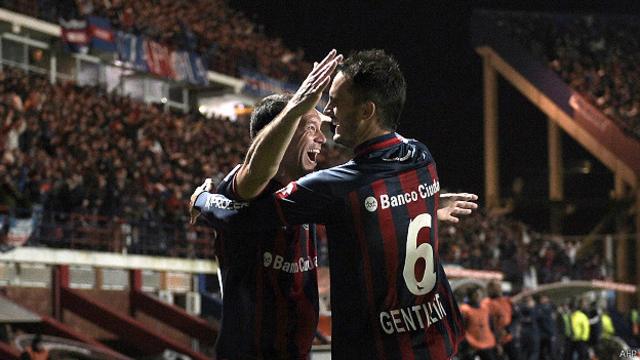 Mauro Matos (izq.) celebra con su compañero Santiago Gentiletti el primer gol frente al Bolívar en el partido de ida de las semifinales. 
