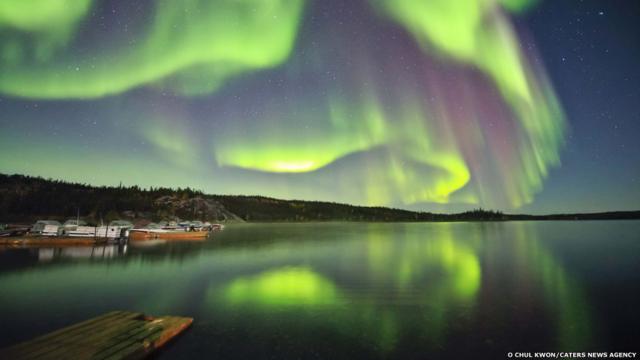 La aurora borealis atraviesa el firmamento. O Chul Kwon/Caters News Agency