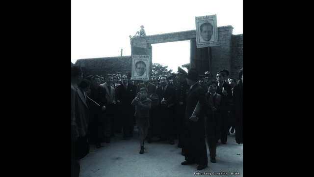 "Con Gaitán, capitán del pueblo, daremos la victoria en marzo", salida del circo de Santamaría Bogotá, 14 de marzo de 1947. Archivo fotográfico de Sady González, Biblioteca Luis Ángel Arango