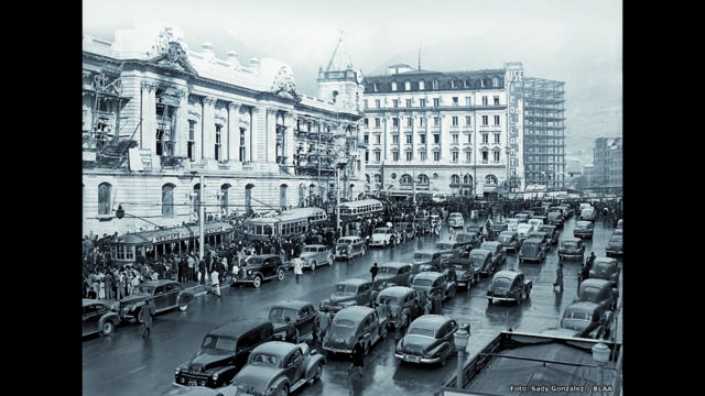 Desfile de tranvías y buses frente a la Gobernación, Avenida Jiménez de Bogotá, 23 de octubre de 1948. Archivo fotográfico de Sady González, Biblioteca Luis Ángel Arango 