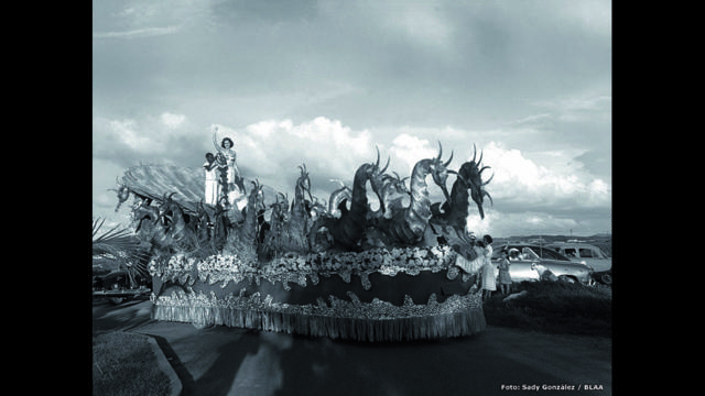 Concurso Nacional de Belleza en Cartagena, desfile de carrozas. Cartagena, 10 de noviembre de 1953. Archivo fotográfico de Sady González, Biblioteca Luis Ángel Arango.