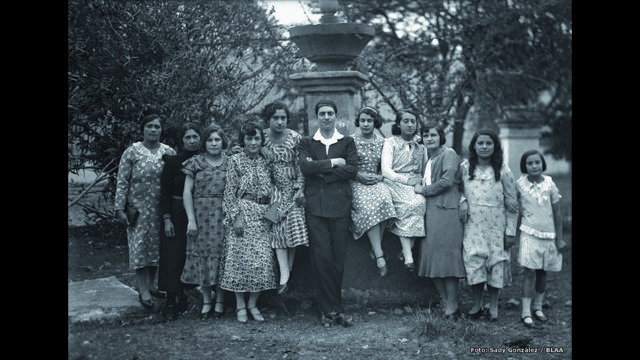 Sady González Moreno en medio de un grupo de mujeres. (Años 30). Archivo fotográfico de Sady González, Biblioteca Luis Ángel Arango.