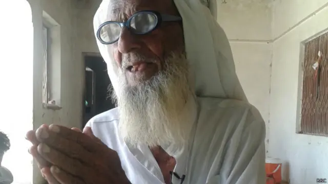 ’ہم کچھ نہیں جانتے۔ بس اٹامِک اٹامِک ہو رہی ہے۔ وہاں بارود بنے گا۔ اُس کا دھواں نکلے گا۔ اِدھر اُدھر والے سب (لوگ) مر جائیں گے۔ ہمیں اِس بلا سے بچا لیں‘