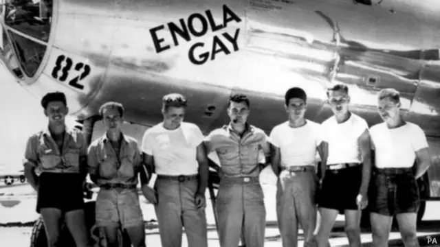 Theodore Van Kirk dan awak pesawat B-29 lainnya menjelang pemboman di Hiroshima.