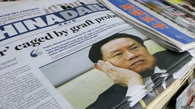 北京某报刊亭上有关周永康被调查的报纸头版（30/7/2014）