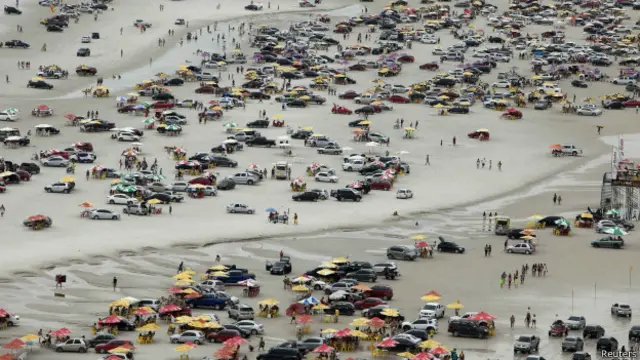 Туристы на пляже