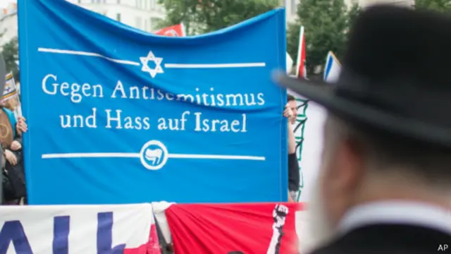 فعالان طرفدار اسرائیل در برلین پارچه نوشتهای با خود دارند که روی آن نوشته "علیه احساسات ضد یهودی و نفرت از اسرائیل"
