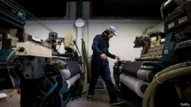 يعزو محللون تراجع الإنتاج إلى تراجع الطلب عقب زيادة ضريبة المبيعات