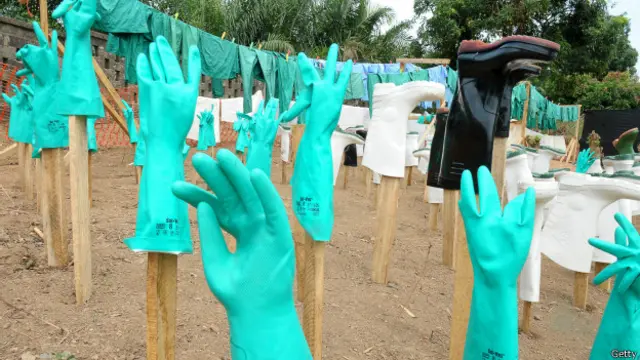 Les combinaisons, les bottes et les gants utilisés par le personnel médical sont lavés et séchés au soleil