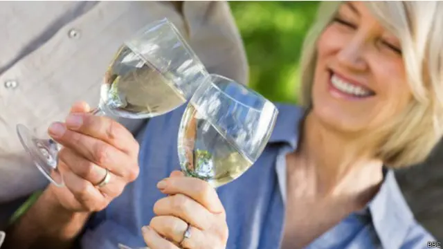 Para peneliti mengatakan kecanduan alkohol merupakan persoalan yang perlu ditangani serius.