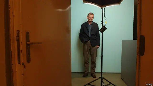 Фотомастер Мартин Парр позирует для собственного портрета