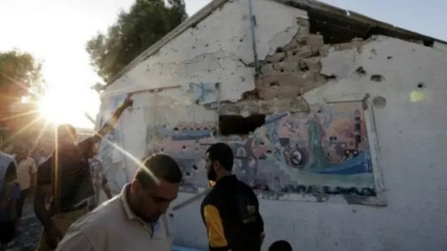 أدى القصف إلى أضرار كبيرة ببعض الفصول المدرسية في المدرسة.