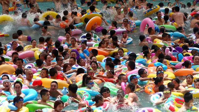 Переполненный пляж в Китае