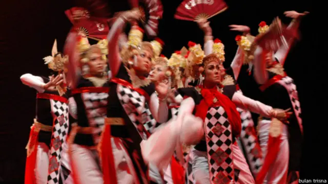 Ayu Bulantrisna mendalami tari Bali, terutama tari Legong, semenjak usia belia.