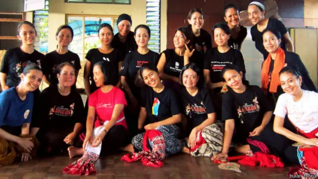 Bulantrisna (depan, nomor dua dari kiri) berfoto bersama para anak didiknya.