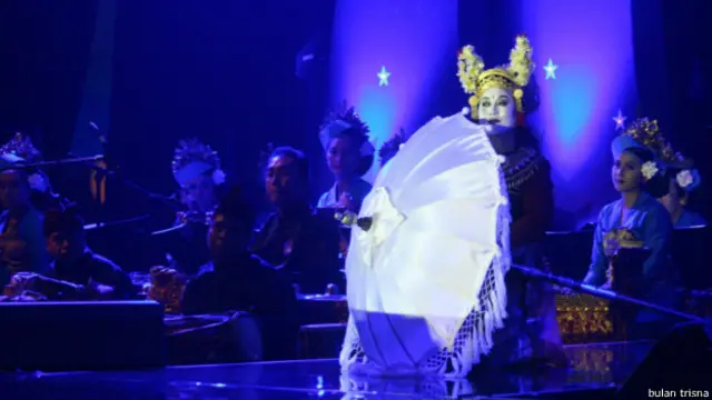 Ayu Bulantrisna selalu menekankan kepada anak didiknya bahwa menari itu bukan cuma bergerak.