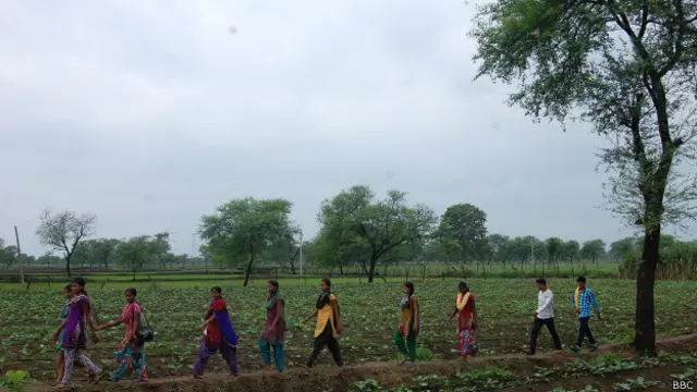 आदिवासी स्कूल, छात्राएं