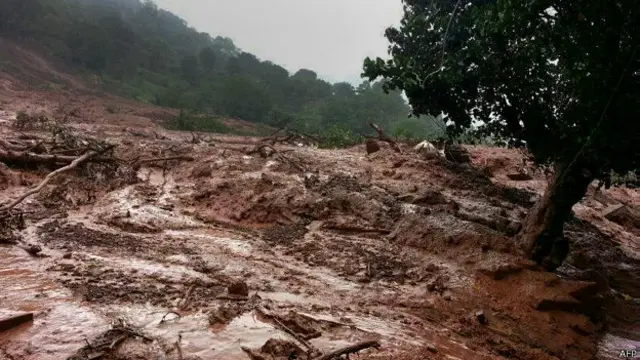 घटनास्थल पर फैला मलबा