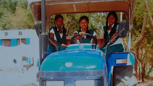 आदिवासी स्कूल, छात्राएं