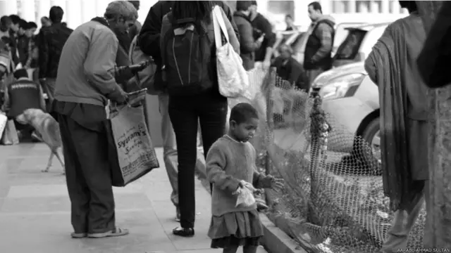 غربت سے تنگ آ کر یہ بچے بھارت کے دیگر حصوں سے دارالحکومت نئی دہلی آ کر بھیک مانگنا شروع کر دیتے ہیں۔ کچھ بچے اپنے گھروں سے بھاگ کر آتے ہیں جبکہ دیگر اپنے خاندان کے ساتھ رہ کر بھیک مانگتے ہیں۔ بھارت میں بچوں کو خوراک اور تعلیم کے حقوق حاصل ہیں تاہم وہاں بھیک مانگنے والوں کی تعداد قابو سے باہر ہوتی جا رہی ہے۔