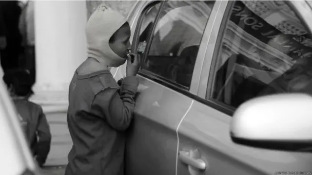 یہ فقیر بچے بھارت کے مصروف بازاروں، ٹریفک کے اشاروں، ریلوے سٹیشنوں، بس سٹاپوں، میٹرو سٹین کے باہر، سب ویز، مذہبی جگہوں اور تفریحی مقامات پر دکھائی دیتے ہیں۔ مصروف جگہوں پر بھیک مانگنے سے انھیں زیادہ پیسہ کمانے کا موقع ملتا ہے۔