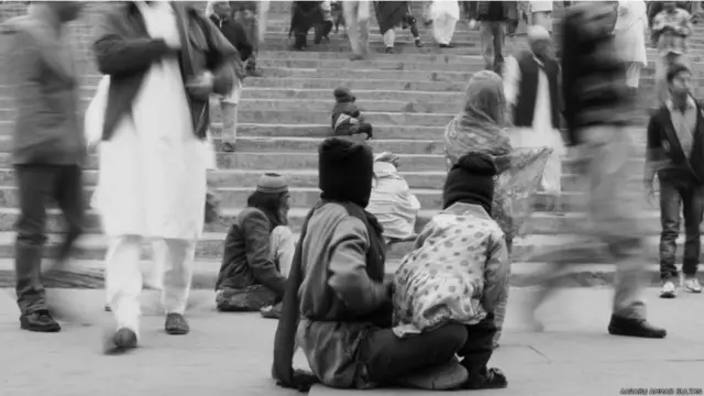 متعدد غریب خاندانوں کا کہنا ہے کہ ان کے پاس کمائی کا اور کوئی ذریعہ نہیں ہے اس لیے وہ اپنے بچوں کو بھیک مانگنے پر مجبور کرتے ہیں۔ ایسے بچے اپنے والدین کے ساتھ پرانی نئی دہلی میں واقع جامعہ مسجد کے باہر بھیک مانگتے دکھائی دیتے ہیں۔ 