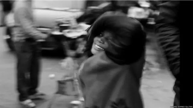 سونو اپنی والدہ کے ساتھ ایک سکھ گردوارے میں رہتا ہے جہاں وہ آنے والوں سے خیرات اور خوراک کا خواہش مند ہوتا ہے۔ سونو روزانہ 50 روپےکماتا ہے۔ سونو کا کہنا ہے کہ اسے اپنے والد کا کچھ اتہ پتہ نہیں ہے۔