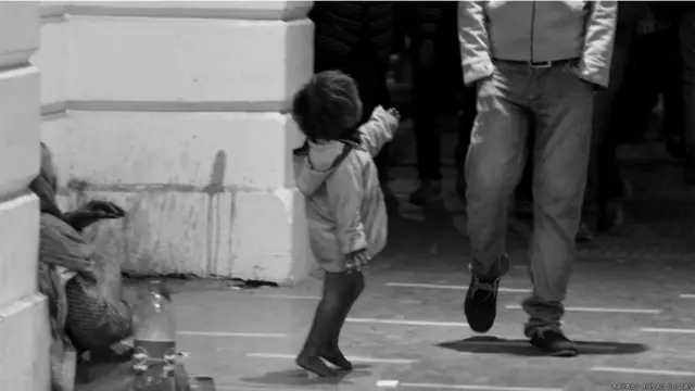 پولیس اور کارکنوں کا کہنا ہے کہ بھارت میں ہزاروں کی تعداد میں بچوں کو ان کے گھروں سے اغوا کر کے زبردستی بھیک مانگنے پر مجبور کیا جاتا ہے۔ اس تصویر میں ایک بچی کناٹ پیلس کے باہر بھیک مانگ رہی ہے۔